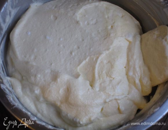 Аккуратными движениями снизу-вверх ввести белки.
