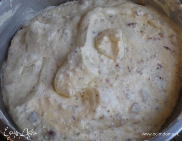 Добавить орехи и снова аккуратно перемешать до получения однородной массы.