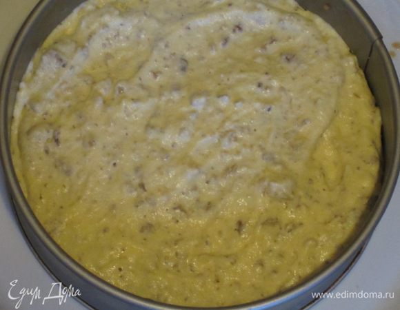 Сверху выложить часть крема.
