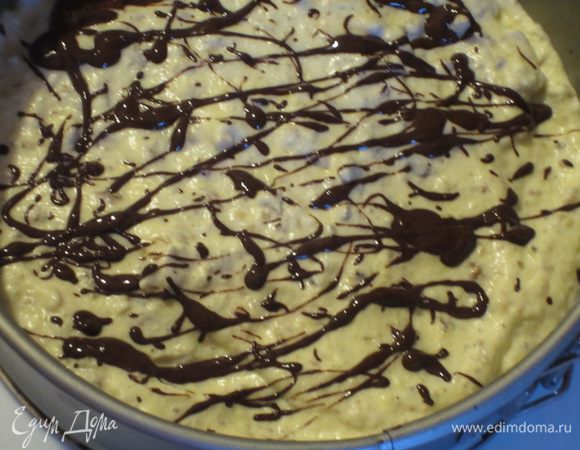 Растопленным шоколадом поверх крема нанести тонкую сеточку.
