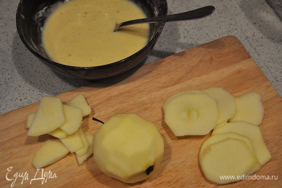 Замешать жидкое тесто на оладьи. Порезать очищенные яблоки кружками.