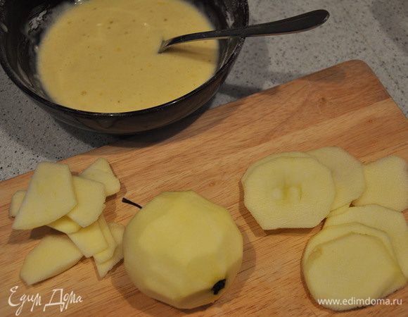 Замешать жидкое тесто на оладьи. Порезать очищенные яблоки кружками.