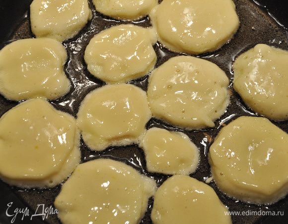 Окунать яблоки в тесто и обжаривать в масле с 2 сторон.