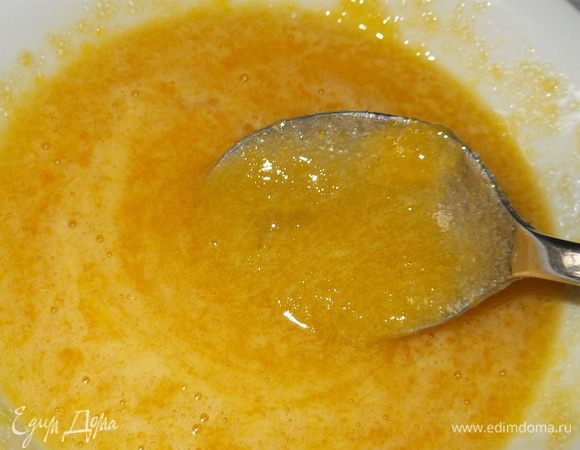 Приготовить крем: желтки растереть с сахаром. Добавить сыр и перемешать.