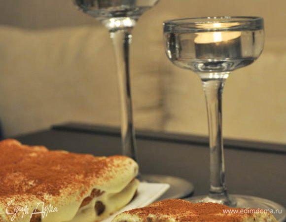 Для пропитки заварить в воде кофе, добавить сахар и ликер. Окунать палочки в кофе одной стороной и складывать рядком. Смазывать кремом. Снова слой палочек и снова крем. Сверху посыпать через ситечко какао. Остужать в хол-ке не менее 5 часов. Можно больше.