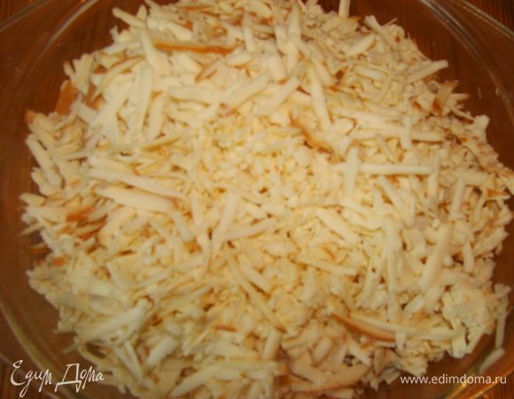 Колбасный сыр натереть на терке. Он бывает разной плотности, если сыр плотный, лучше натереть его на более мелкой терке, чтобы легче было потом формировать шарики.
