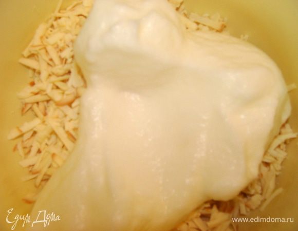 Отделить белки от желтков, желтки потом нам еще понадобятся. А пока взять белки и взбить их с щепоткой соли. Добавить к сыру и перемешать лопаточкой.