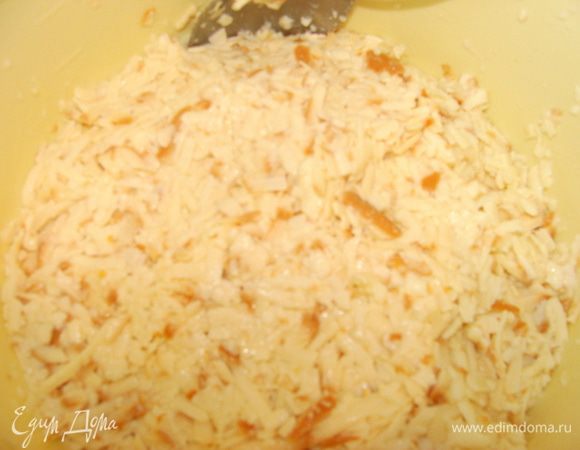 Получившуюся смесь придавить слегка, чтобы легче было фиксировать внутри шариков начинку.