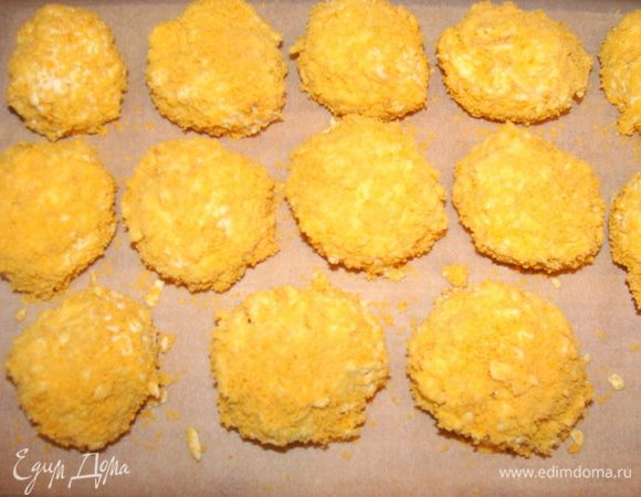 Шарик обвалять в сухарях и выложить на доску, которую нужно будет убрать в морозилку на 35-45 минут. 