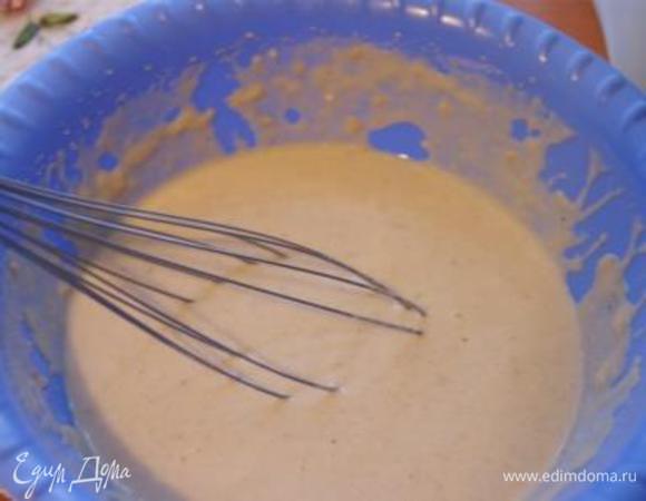 Готовим тесто для блинчиков. Яйца взбить с солью и сахаром, добавить молоко, не переставая взбивать добавить пшеничную и гречневую муку. Взбивать до устранения комочков. Добавить оливковое масло.