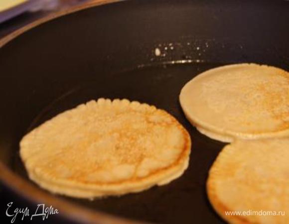 Блинчики выпекать на сковороде, смазанной растительным маслом. На один блинчик по 1-2 ст. ложки теста.