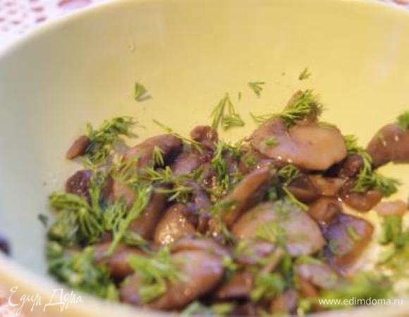 Грибы обжарить в небольшом количестве оливкового масла, добавть зелень.