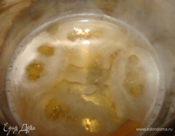 Шампанское вылить в сотейник, дать ему закипеть на медленном огне. Потомить 10 минут.