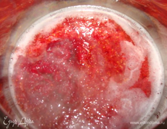 Потом добавить клюкву, сахар и опять потомить минут 15. Сахар добавляйте по вкусу, это зависит от шампанского. Добавить приправы, снять с огня, дать немного настояться.