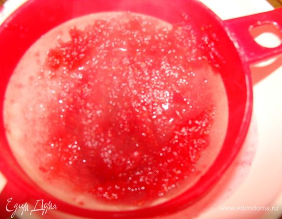 Протереть соус через мелкое ситечко, опять закипятить и остудить. Консистенция получится примерно как кисель. 