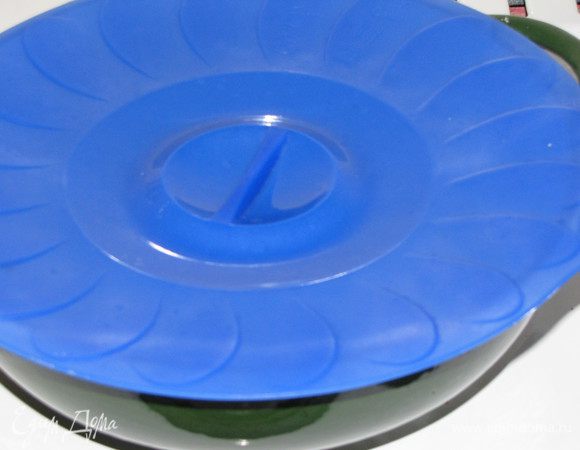 Добавить в грибы лимонный сок, соль, черный и кайенский перец. Перемешать, накрыть крышкой и отключить плиту.