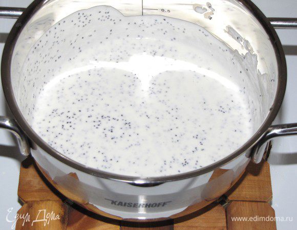 Засыпать спагетти в кипящую подсоленную воду и варить до готовности.  Пока макароны варятся, смешать в маленькой кастрюльке сметану, сливки и мак. Немного прогреть.