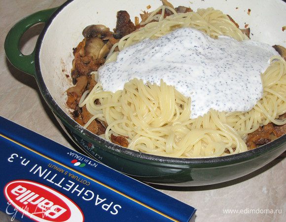 Выложить готовые спагетти в сковороду с грибами, добавить  сметанный соус.