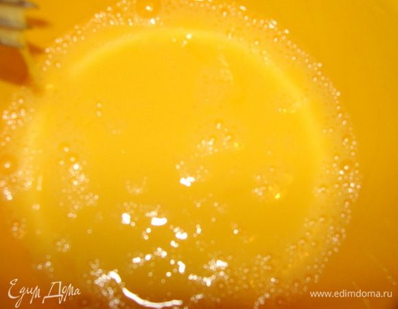 Желтки развести немного водой.