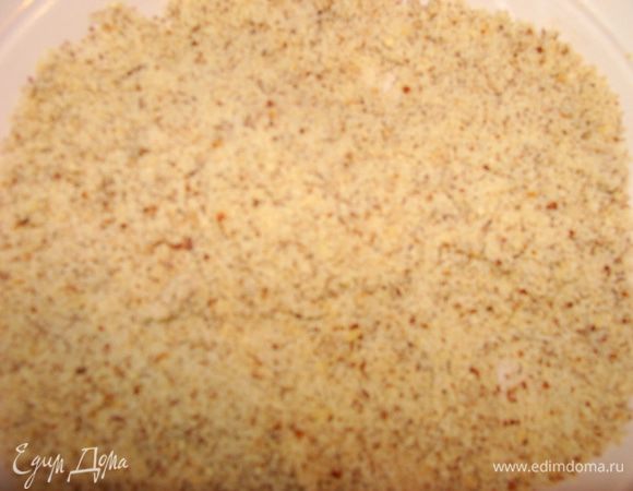 Измельчить фундук (или другой орех) для панировки.