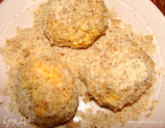 Достать подмерзшие сырные шарики из морозилки. В сковороде или фритюре разогреть масло. Если делать не шарики, а котлетки по форме, можно и просто пожарить на сковородке. Обжаривать 1-1.5 минуты с каждой стороны (если во фритюре). Можно вместо ореха использовать второй раз сухари панировочные. Я делала и так и так, поэтому цвет у шариков разный.. С орехом конечно пикантнее вкус.
