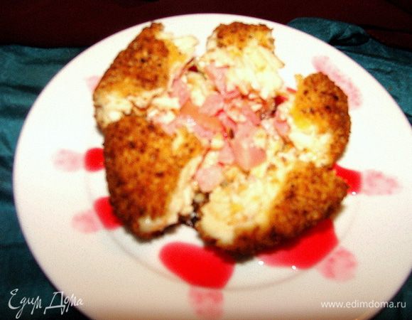 Соус вкусно налить прямо внутрь шарика, предварительно его разломив.