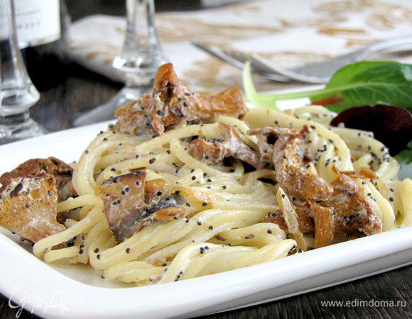 Выложить на тарелки и сразу подавать к столу. Дополнить блюдо любой зеленью. Я дополнила салатным миксом. Приятного аппетита!