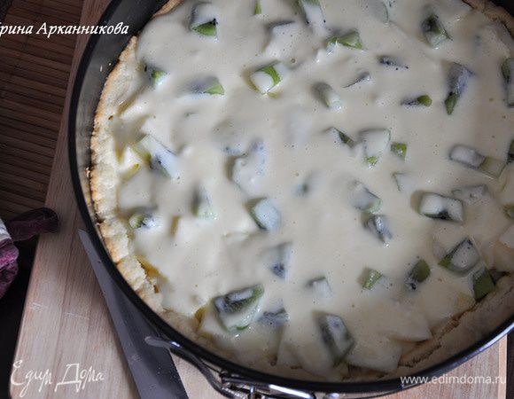 Яблоки нарезать дольками, киви -маленькими кубиками. Уложить в форму и залить кремом. Для крема слегка взбить сметану с яйцом и пудрой. Выпекать при 180 гр 20 минут.