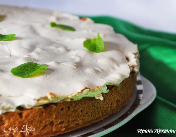 Взбить белок с солью, добавить потихоньку пудру и взбить до пиков. Вытащить пай. Покрыть меренгой и выпекать еще минут 10-15. 