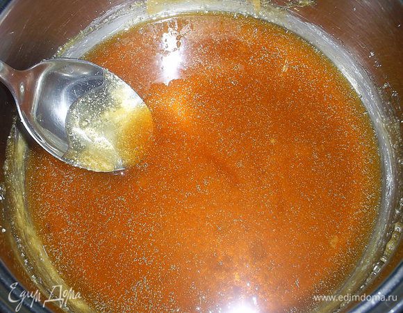 
Сахар высыпаем в сотейник или сковороду с толстым дном и начинаем нагревать на среднем огне. У моей плиты 12 уровней нагрева, я начинаю греть на 6. Сахар начнет таять сначала возле стенок посуды. Теперь надо его перемешать, иначе сахар снизу будет гореть, а сверху даже не начнет плавится. Можно слегка встряхнуть сотейник, чтобы сахар прогревался более равномерно. Если будете мешать ложкой, могут появиться комочки, не расстраиваемся - они тоже расплавятся. Держим на огне пока весь сахар не расплавится и не станет золотисто-янтарного цвета. Не передержите -будет горчить и пахнуть жженым сахаром.