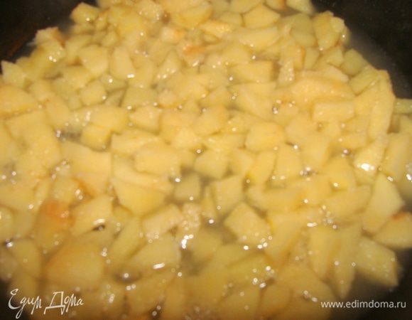 Айву очистить, порезать довольно мелко, потушить на сковороде с маленьким кол-вом воды до готовности. Потом добавить 2 с/л пюрированной клюквы.