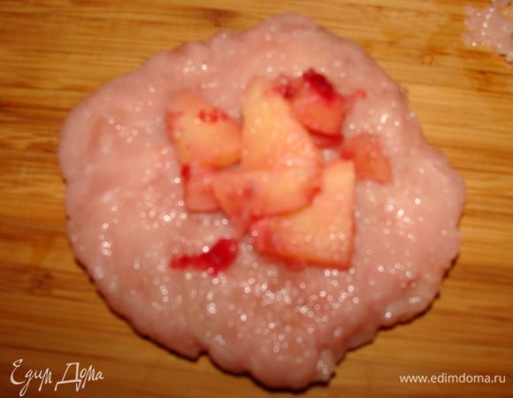 Филе индейки измельчить в блендере или пропустить через мясорубку. Добавить соль и перец по вкусу. Подготовить миску с водой для рук. Чтобы фарш не прилипал к рукам, перед тем как его взять, каждый раз руки надо смачивать в воде. Разделить фарш на равные части. У меня получилось 8 штук. Каждый комочек фарша слегка приплюснуть, положить внутрь айву с клюквой и сформировать шарик. 