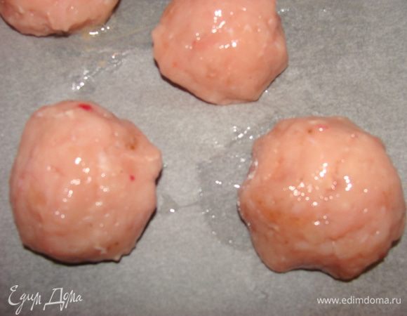 Обвалять каждый шарик в белке и выложить на противень, застланный пекарской бумагой. Запекать при 180* 30 минут. 