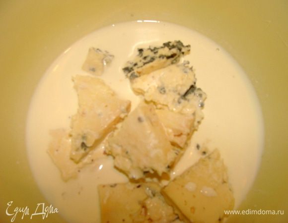 Сыр с голубой плесенью измельчить блендером вместе со сливками. Я потом поставила на 1.5 минуты в микроволновку, чтобы все комочки растопились и соус стал абсолютно однородным, но можно его подогреть и на медленном огне, не доводя, до кипения.