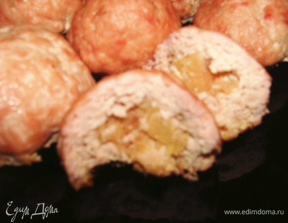 Котлетки получаются розовенькие и плотненькие. По сути, можно было б и в кусочек филе завернуть начинку, но тогда бы эти рулетики получились суше. Подать можно с чем угодно.