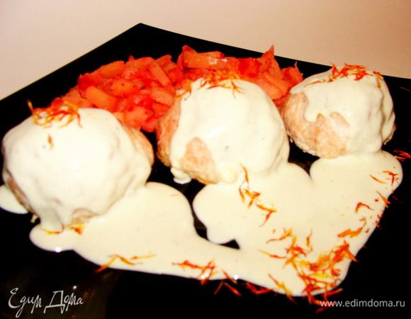 Я ограничилась, оставшейся айвой с клюквой, полив котлетки обильно соусом и посыпав шафраном. Детки еще пюрешечку сюда добавили)))