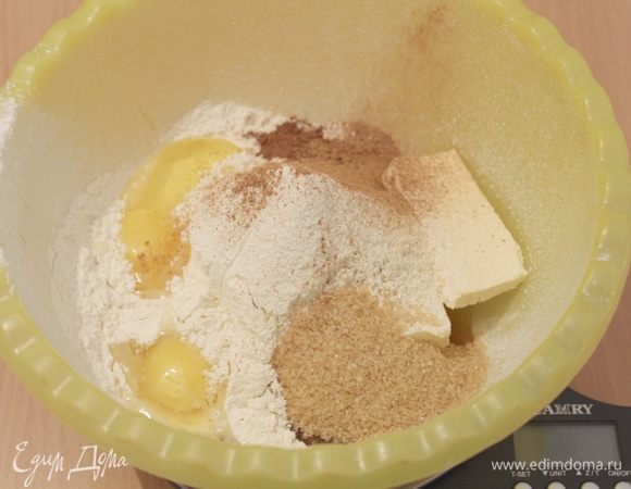 Тесто:
Муку просеять, добавить масло, вбить яйца, засыпать сахар, корицу, какао. Хорошенько перемешать. Скатать в шар, завернуть в мешок и убрать в холодильник на 30 минут. Холодное тесто будет легче раскатывать.
