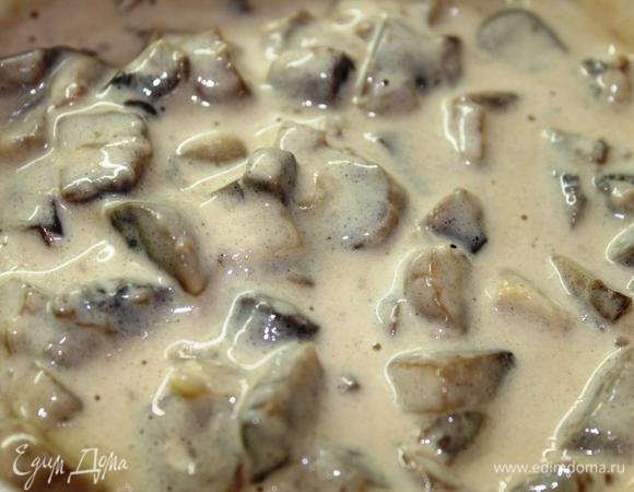 Для грибного соуса: лук мелко нарезать и поджарить на топленом масле с добавлением щепотки сахара (для карамелизации). Грибы промыть и обсушить...нарезать и поджарить вместе с луком. Влить сливки, посолить и тушить минут 15 до загустения.