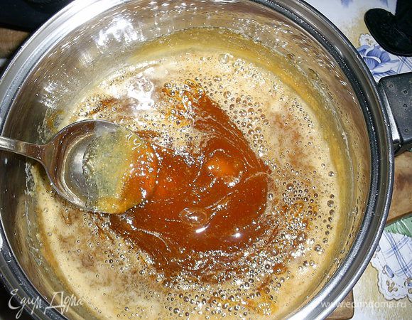 Снимаем сотейник с огня и постепенно, все время помешивая, вливаем теплое молоко. Делать это нужно очень аккуратно, так как карамель будет сильно пениться и брызгаться.