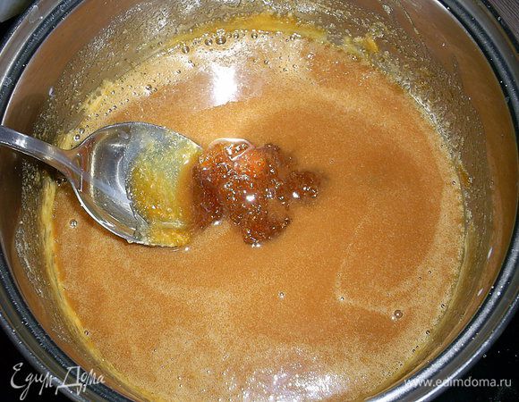 Если влить сразу все молоко, карамель соберется в комок. Ничего страшного - возвращаем сотейник на медленный огонь и постоянно помешиваем до полного растворения карамели. Обращаю ваше внимание - карамель не должна кипеть! Если огонь будет слишком сильным и карамель будет кипеть, молоко может свернуться и готовый продукт получиться хлопьями. Добавляем ванилин, щепотку соли (чтоб карамель не была приторно сладкой) и еще раз перемешиваем.