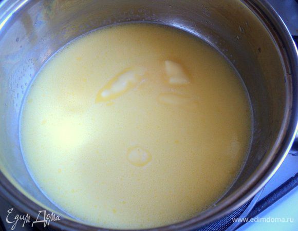 В кастрюлю вылить молоко, добавить сливочное масло, сахар, соль и довести до кипения.