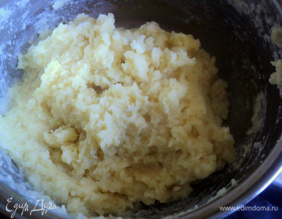 Снять кастрюлю с огня, добавить муку, хорошо перемешать, вернуть кастрюлю на огонь. Прогревать, постоянно помешивая, пока тесто не скатается в ком.