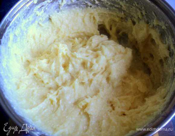 Слегка охладить тесто, затем по одному добавить яйца, размешивая миксером до однородности и гладкости.