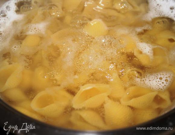 Ракушки отварить в подсоленной воде в течение 10 минут (заметьте, что на упаковке написано 12 минут), откинуть на дуршлаг и добавить сливочное масло. Дать немного остыть.