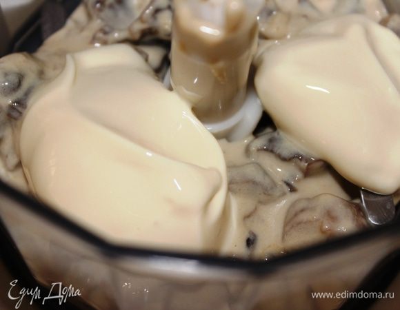 В это время приготовить сырно-грибной мусс. Для этого в блендере смешать грибной соус и мягкий сливочный сыр.
