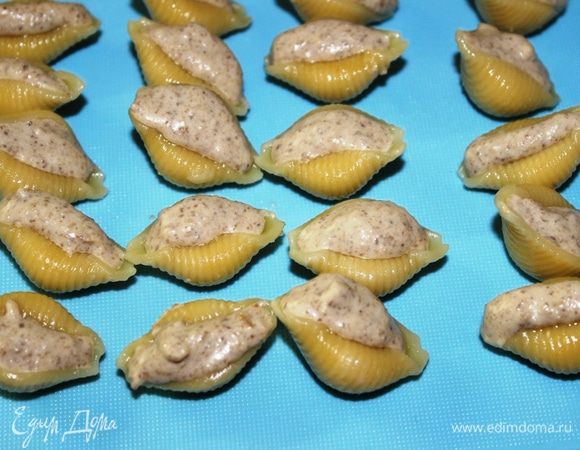 Аккуратно начинить ракушки муссом.