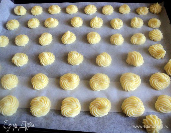 Противень застелить бумагой для выпечки и отсадить на него тесто при помощи кулинарного мешка или просто ложкой.