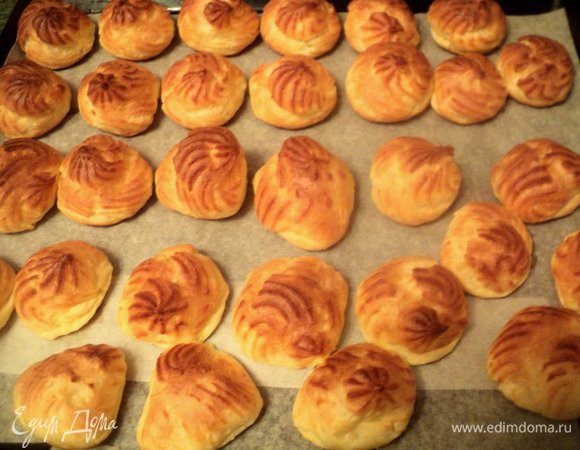 Выпекать при температуре 200 градусов 15 мин, затем температуру снизить до 170 градусов и печь еще 10 мин. Первые 20 мин духовку не открывать.