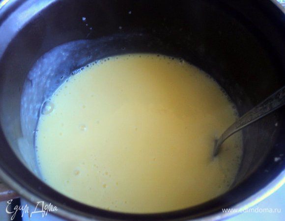 В молоко (200 мл) добавить сахар и ванильный сахар, довести до кипения. В 50 мл холодного молока добавить крахмал, желток и размешать до однородной массы. Тонкой струйкой влить в горячее молоко и, постоянно помешивая, довести до загустения (не кипятить!). Накрыть пищевой пленкой и охладить.
