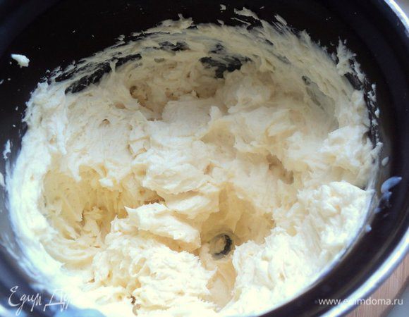 Размягченное масло взбить, добавляя по одной столовой ложке заварной крем. В конце добавить коньяк. Разделить крем на 3 части. Одну часть крема оставить белой.